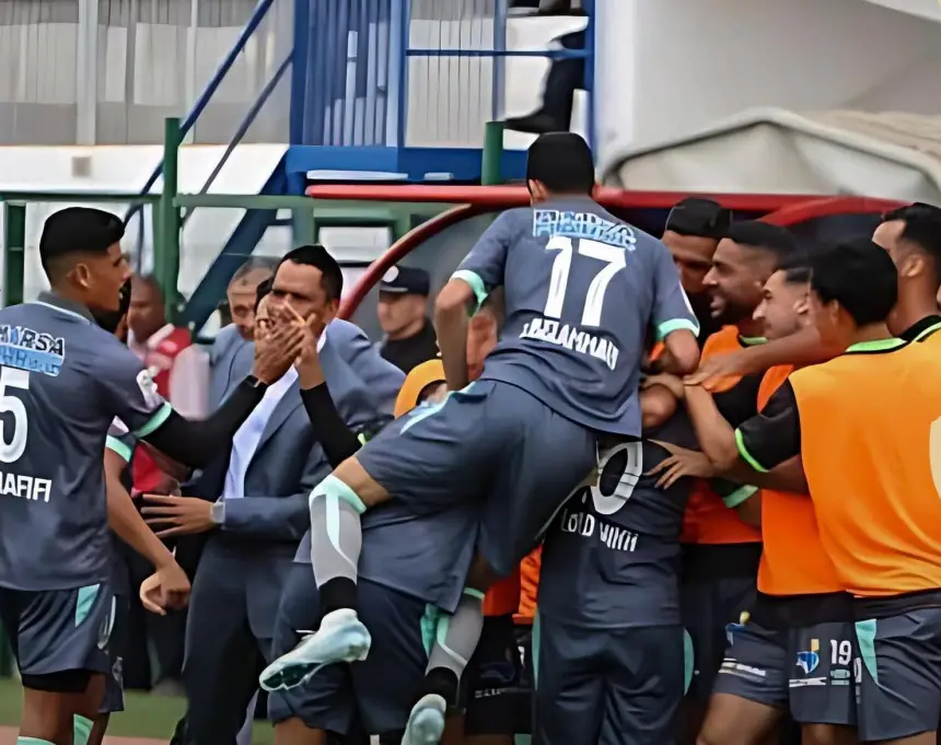 الرجاء البيضاوي يفوز بثنائية على مضيفه الدفاع الجديدي