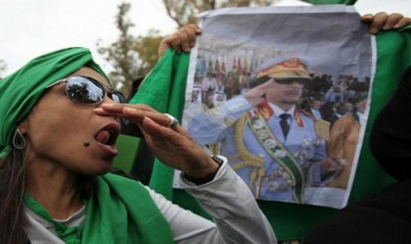  عائدون من ليبيا يتهمون القذافي باستعمال المغاربة كدروع بشرية 