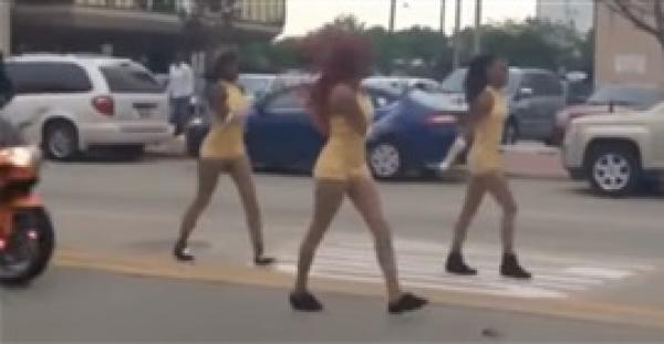 بالفيديو.. دراجة بخارية تطيح بفتاة أثناء رقصها بالشارع