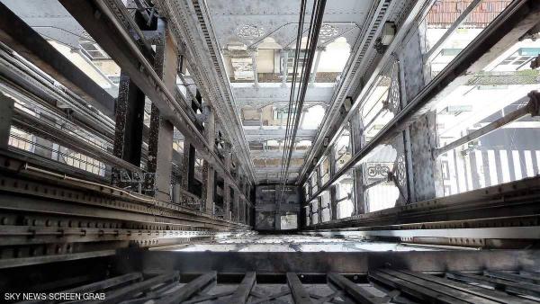 بعد انقطاع أحد كابلاته .. مصعد يهوي 84 طابقا بـ 6 أشخاص