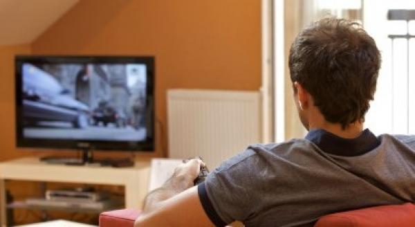 دراسة: مشاهدة التليفزيون لأكثر من ساعتين يوميا تصيب بالاكتئاب