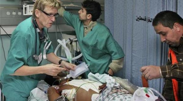 طبيب نرويجي يخاطر بحياته و يدخل من أحد المعابر لعلاج ضحايا العدوان على غزة