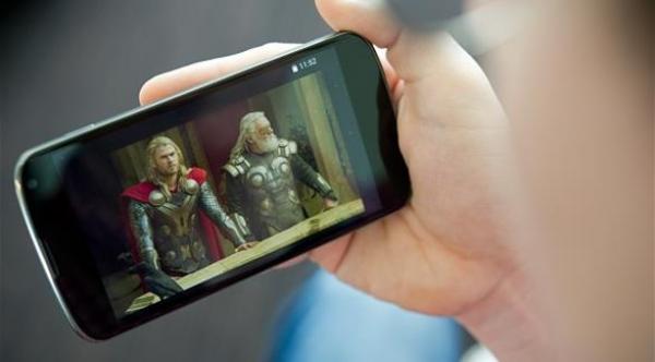 أطباء ينصحون بارتداء نظارة طبية أثناء استعمال الهاتف الذكي