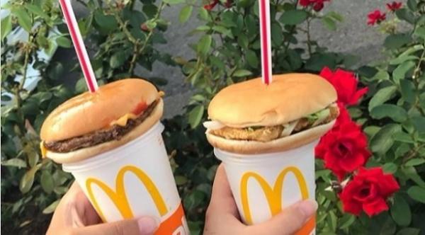 اليابانيون يتناولون الهامبرغر باستخدام مصاصات بلاستيكية