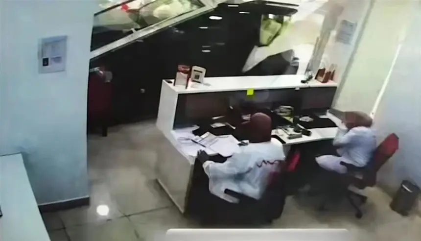 سيارة تقتحم مختبراً طبياً في عمّان وتثير ذعراً واسعاً