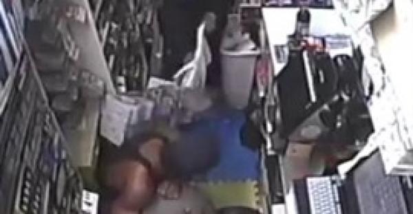 بالفيديو.. لص غبى يطلق النار على نفسه أثناء سطو على متجر