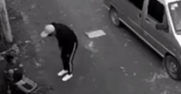 بالفيديو.. فتاة تلقن لصين حاولا سرقة طفل درسا قاسيا