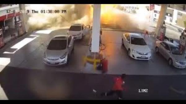 لحظة انفجار خزان محطة وقود في السعودية