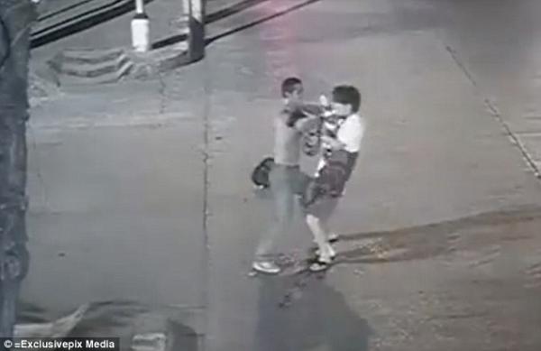 بالفيديو.. قتلاه طعنا من أجل سرقة "أيفون