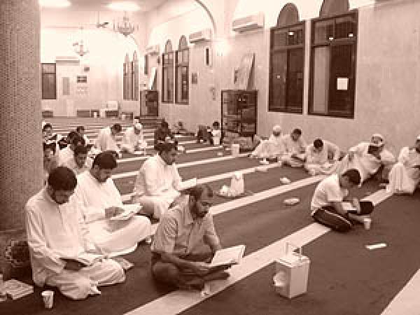 مغاربة يطالبون بالترخيص للاعتكاف في أواخر رمضان