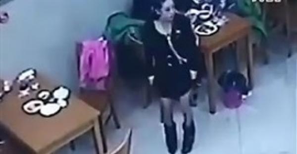 بالفيديو.. لص  يستغل انشغال فتاة بالطعام ويسرق حقيبتها