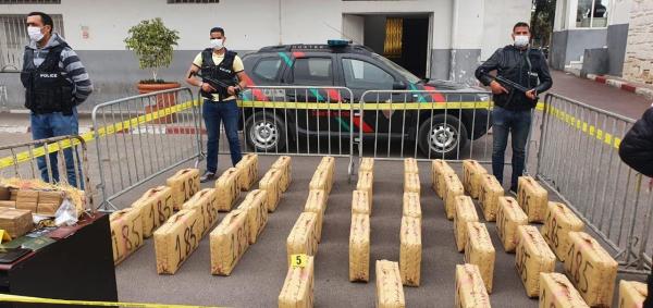 أكادير: توقيف سائق شاحنة وابنه بسبب شحنة كبيرة من الحشيش(صور)