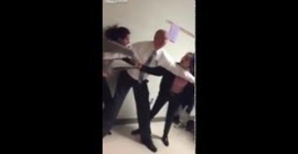 بالفيديو.. شاهد ماذا حدث لمدرس تدخل لفض مشاجرة بين طالبتين