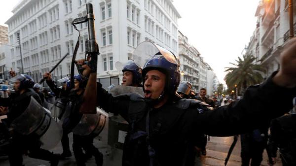 الشرطة الجزائرية تنضم للمتظاهرين من أجل إسقاط النظام