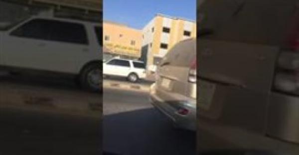 بالفيديو.. مشاجرة عنيفة في منتصف طريق