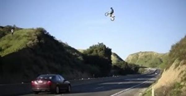 بالفيديو والصور.. متهور يقفز بدراجته النارية من أعلى طريق سريع