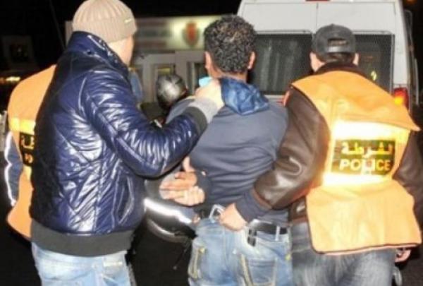 "مسخوط الوالدين" يقدم على فعل لا يخطر على بال داخل دائرة الشرطة بعد اعتقاله