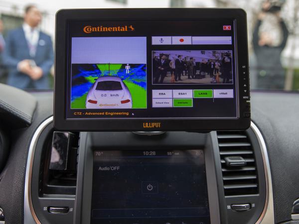  بالفيديو: هذا ما يحتاجه اللصوص فقط لسرقة سيارتك