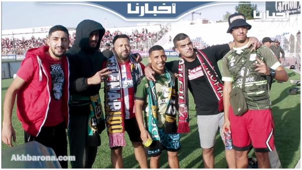 روح رياضية.. توزيع قنينات الماء على الجماهير الدكالية من طرف الجماهير التطوانية