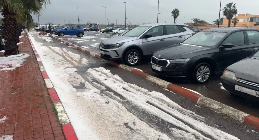 مراكش تكتسي بالأبيض.. مشاهد نادرة لـ"التبروري" تحول المدينة الحمراء إلى لوحة شتوية مذهلة