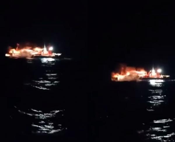 لحظة اندلاع النيران في مركب لصيد السمك قرب ميناء أكادير