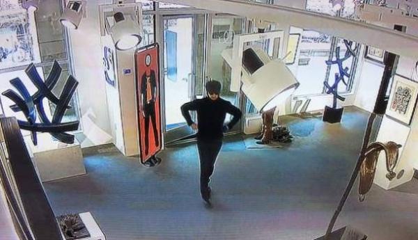 بالفيديو: يسافر آلاف الأميال لإتلاف لوحة سعرها 3 ملايين دولار