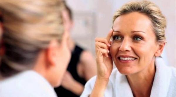 حيل تجميلية لإخفاء بقع الشيخوخة عن الجلد