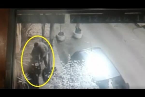 شداتو الكاميرا.. شفار سرق موطور من قدام باب الدار بالدارالبيضاء