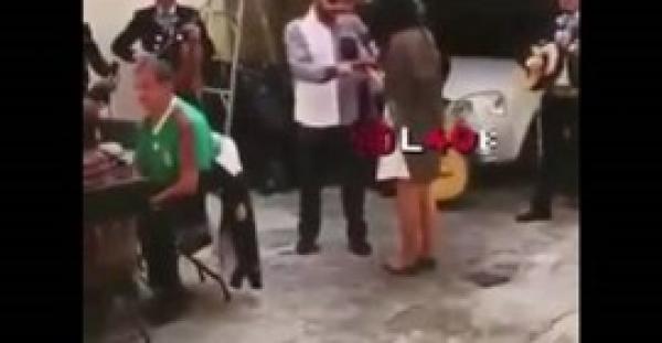 بالفيديو.. فتاة لم تصدق طلب حبيبها الزواج منها فسقطت فاقدة الوعي