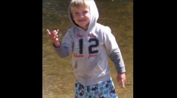 أم تدهس طفلها حتى الموت بينما تركن سيارتها