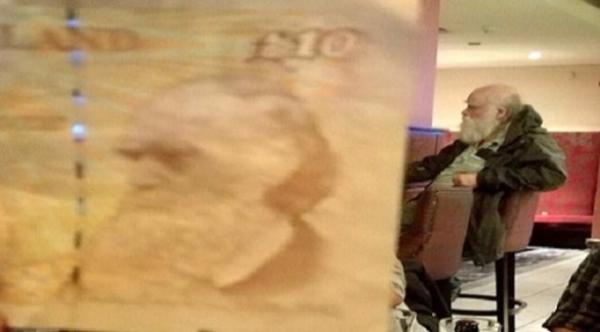 بريطاني يفاجأ بشبيه داروين في المطعم