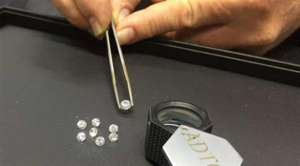 استأجر منزلاً جديداً .. فعثر على كنز من الألماس