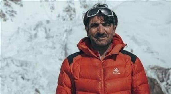 يعثر على جثة والده وجثث متسلقين آخرين بعد أشهر من وفاتهم وسط الجليد