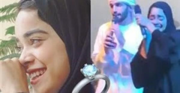 رد فعل إعلامية فاجأها زميلها بطلب الزواج على خشبة المسرح (فيديو)