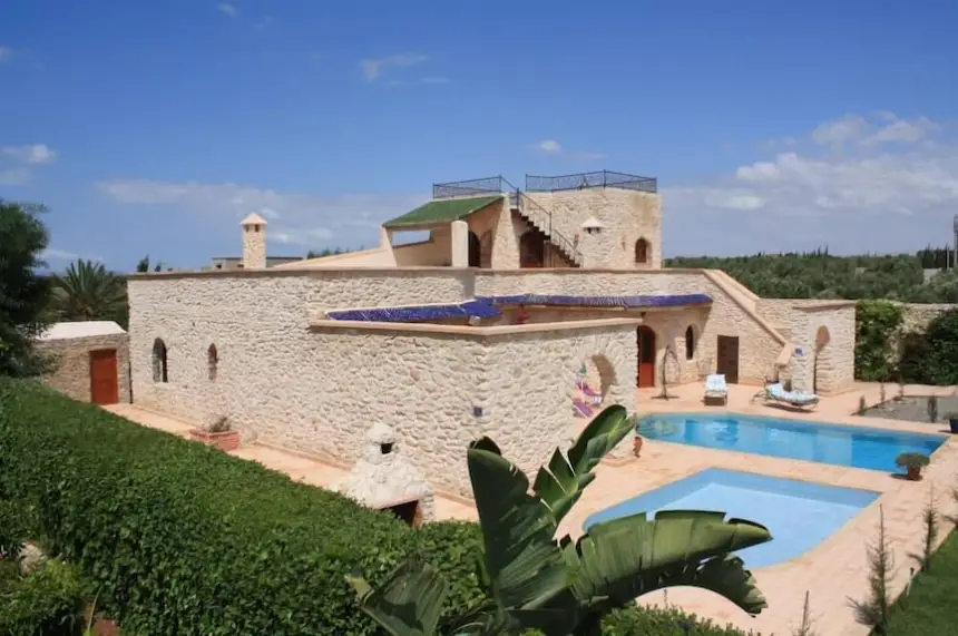 غدرت به بعد الطلاق.. زوج يبني "فيلا العمر" ويسجلها باسم زوجته والمحكمة تتدخل