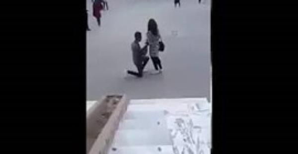 شاهد رد فعل فتاة طلب حبيبها الزواج منها في الجامعة