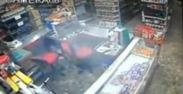 بالفيديو.. مراهقان يقتحمان سوبر ماركت ويقتلان صاحبه