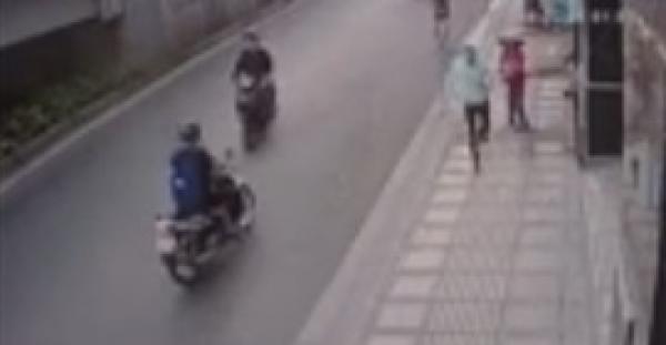 بالفيديو.. شاهد ماذا فعل سائق تاكسي مع لص سرق حقيبة امرأة