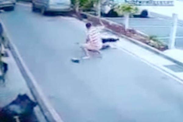 بالفيديو: سائق يهاجم شرطياً بالساطور بسبب مخالفة