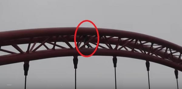 بالفيديو... مغربي يستنفر الشرطة الإيطالية ويهدد بالانتحار من أعلى جسر والسبب لايصدق!