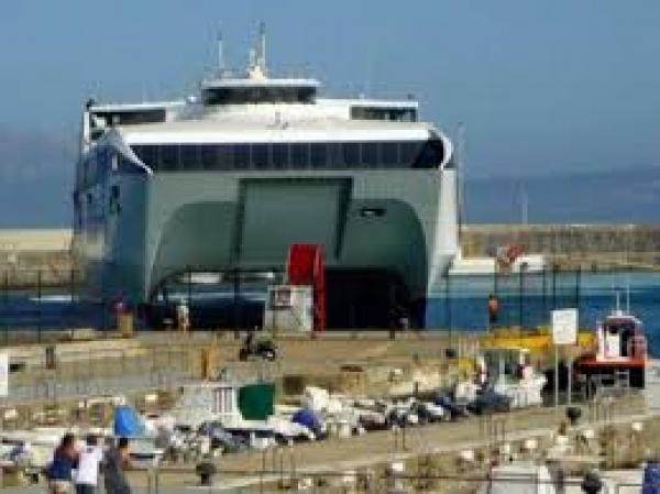 إغلاق ميناء طريفة لليوم الرابع بسبب الرياح القوية التي تجتاح مضيق جبل طارق