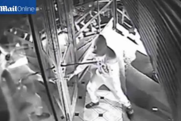 بالفيديو: لصوص يفشلون بتحطيم زجاج متجر للمجوهرات