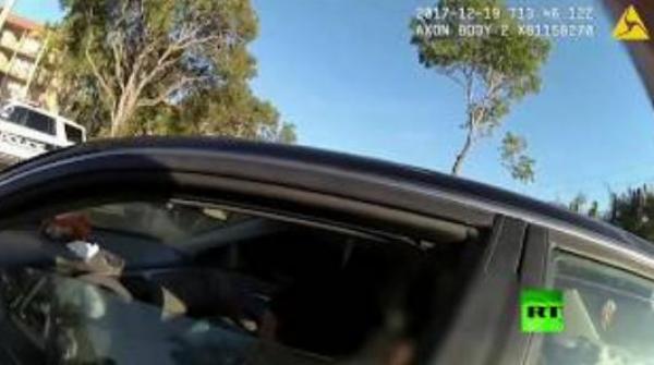 بالفيديو: لقطات دراماتيكية.. مجرم يسحب شرطيا بسيارته!