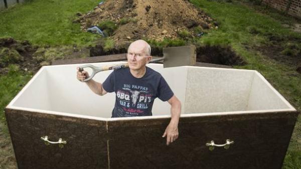 بالفيديو: لماذا دفن هذا الرجل نفسه في نعش لثلاثة أيام؟