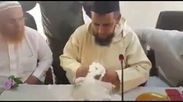 شاهد إمرأة مغربية تتبرع بطاقم من ذهب نفيس لبناء مسجد