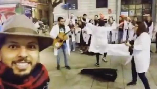 حاتم عمور يصور احتجاجا من نوع آخر لممرضين بإسبانيا