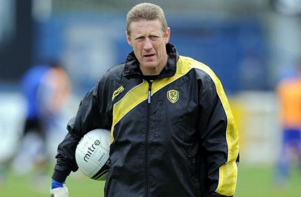 نادي إنكليزي يتعاقد مع حارس "خمسيني" مقابل الشيكولاته