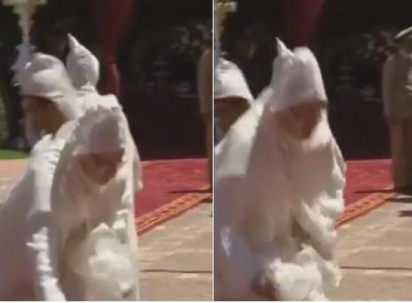 العثماني يفقد توازنه وكاد يسقط أمام الملك (فيديو)