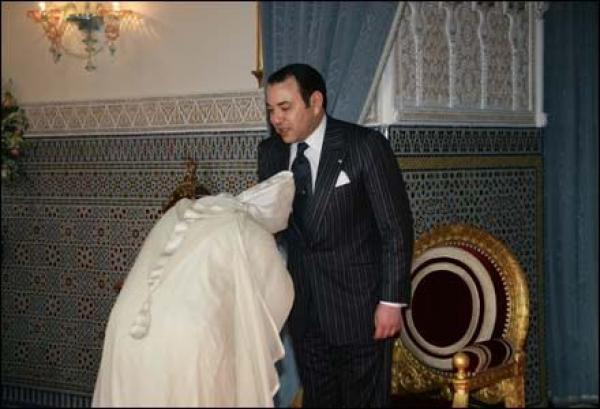 القصر يسير أكثر فأكثر في اتجاه التخفيف من تقبيل يد الملك