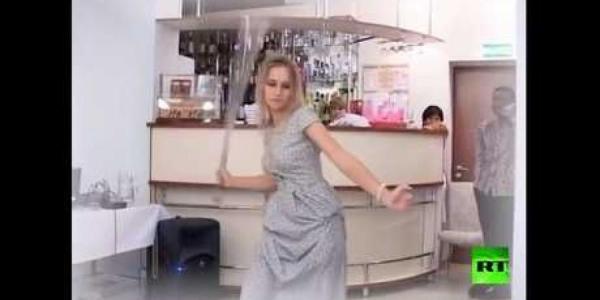 بالفيديو:فتاة روسية تستعرض مهاراتها في الرقص بالسيف!